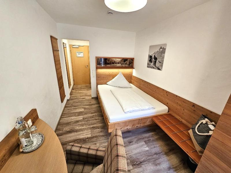 Small Double Room image 4