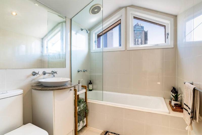 Bright stylish gem in central Melbourne - image 9