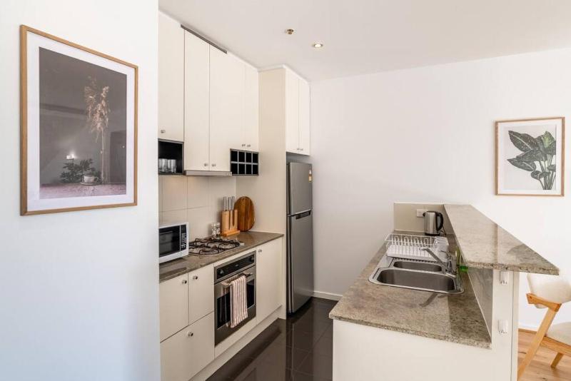 Bright stylish gem in central Melbourne - image 14