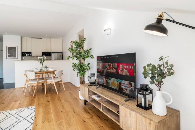 Bright stylish gem in central Melbourne - image 10