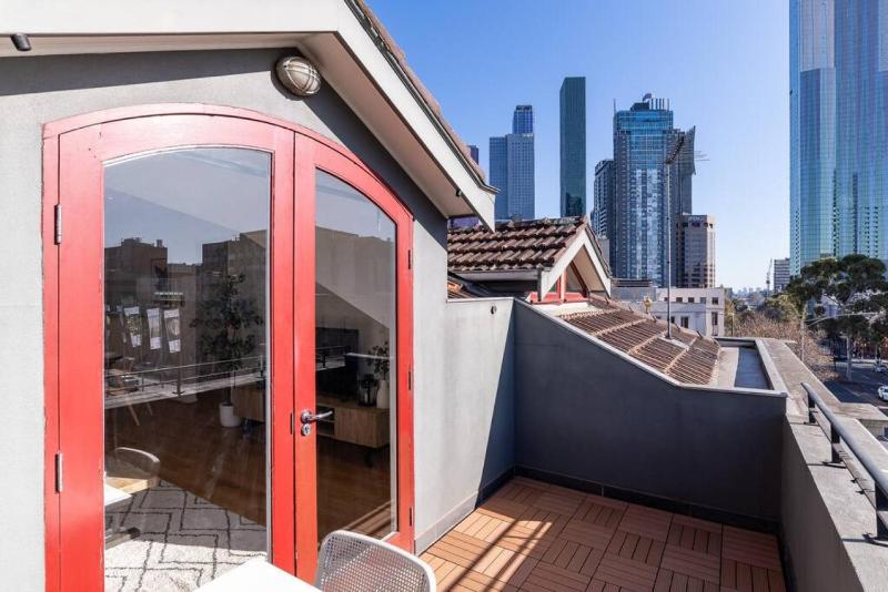 Bright stylish gem in central Melbourne - image 8
