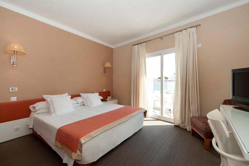 Double Room with Balcony image 3