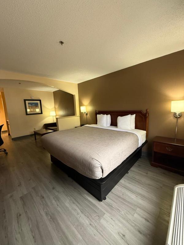 King Suite with Whirlpool - Non smoking image 1