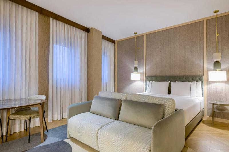 Standard Triple Room with City View image 2