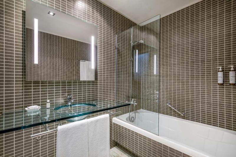 Standard Twin Room image 3