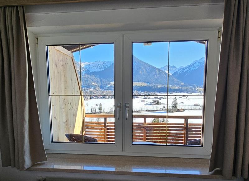 Twin Room with Mountain View image 4