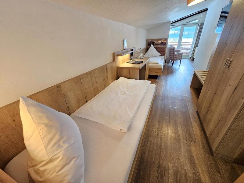 Twin Room with Mountain View image 1