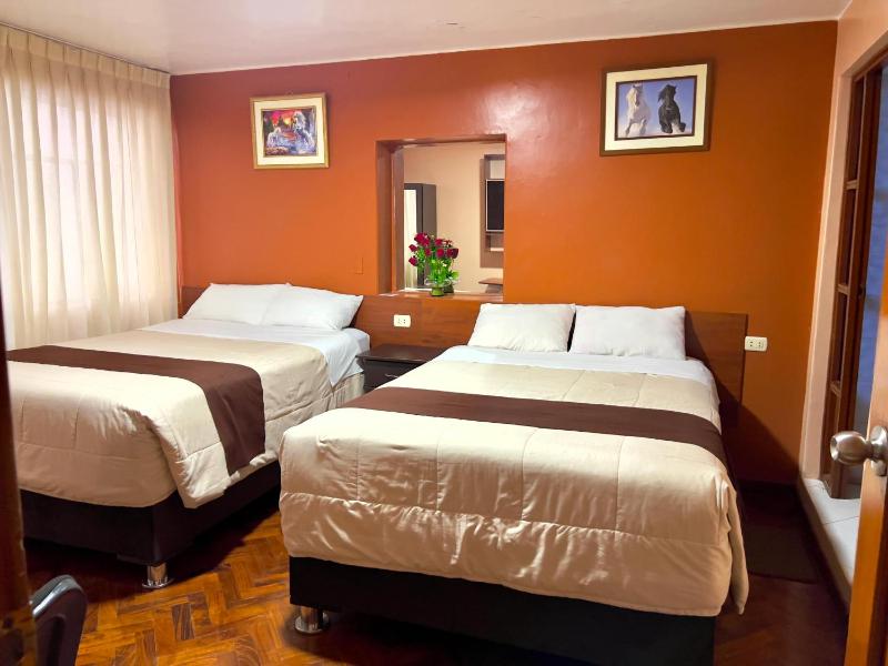 Standard Twin Room with Shared Bathroom image 2