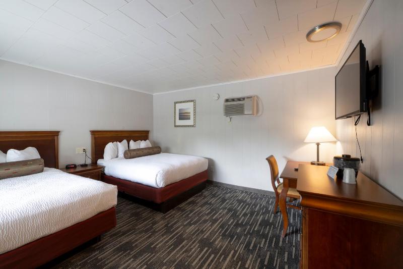 Center Room with Queen and Double Bed Front of the Building image 3