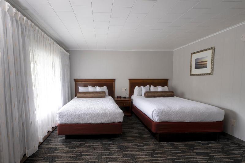 Center Room with Queen and Double Bed Front of the Building image 2