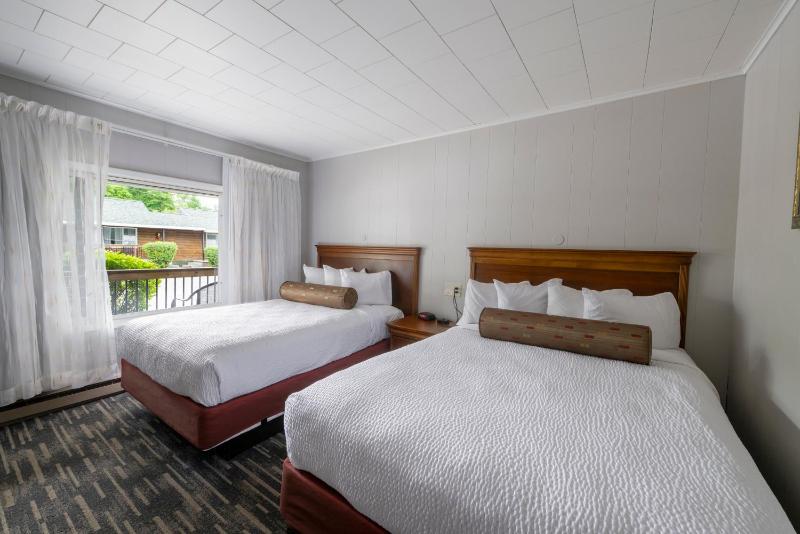 Center Room with Queen and Double Bed Front of the Building image 4