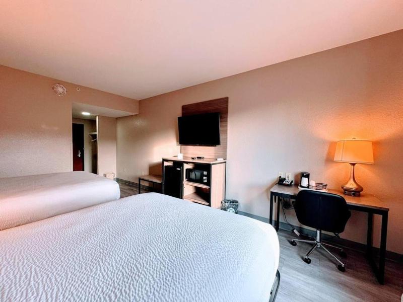 Queen Room with Two Queen Beds - Non-Smoking image 2