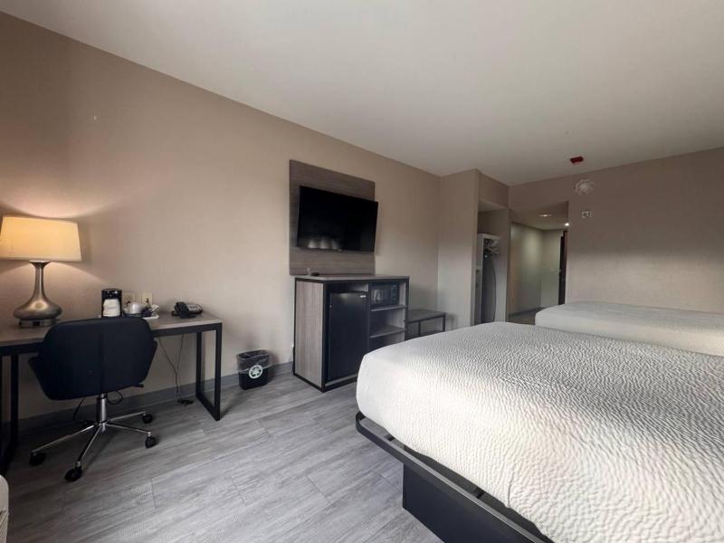 Deluxe Queen Room with Two Queen Beds -Disability Access - Non-Smoking image 4