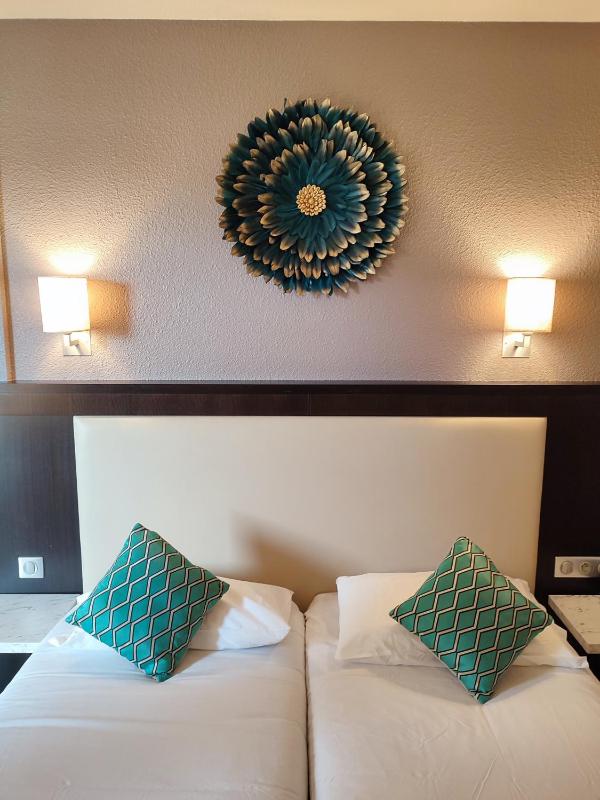 Twin Room - City Side image 4