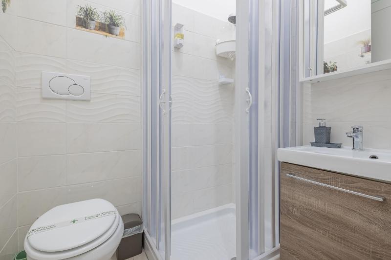 Double Room with Balcony image 2