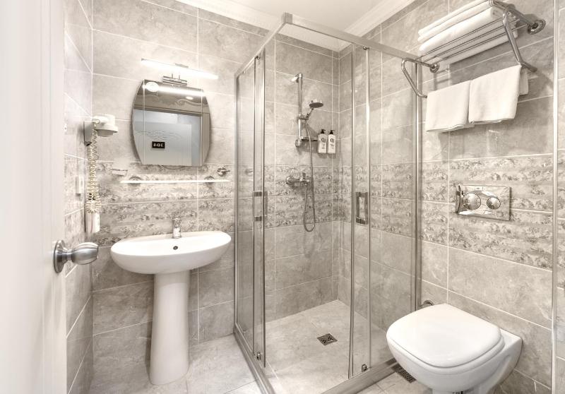 Deluxe Triple Room image 3