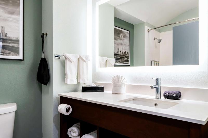 King Room with Walk-In Shower - Non-Smoking image 2