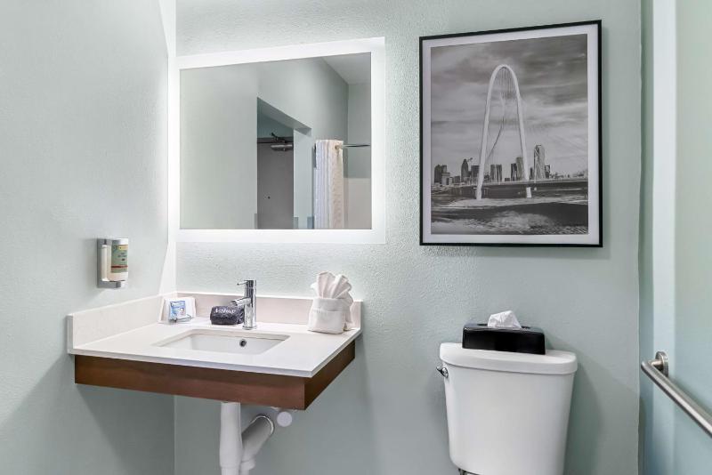 King Room with Mobility Accessible Walk In Shower - Non-Smoking image 3