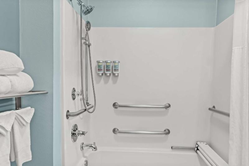 Queen Room with Two Queen Beds and Mobility Accessible Bathtub image 2