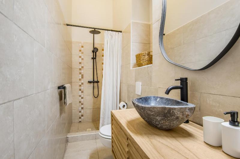 Bliss Sunset Apartment - image 5