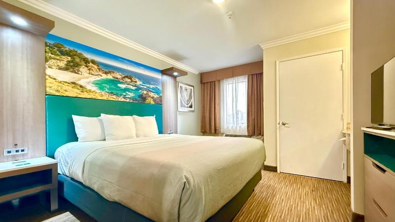 Suite, 1 King Bed with Sofa Bed, Non Smoking image 2