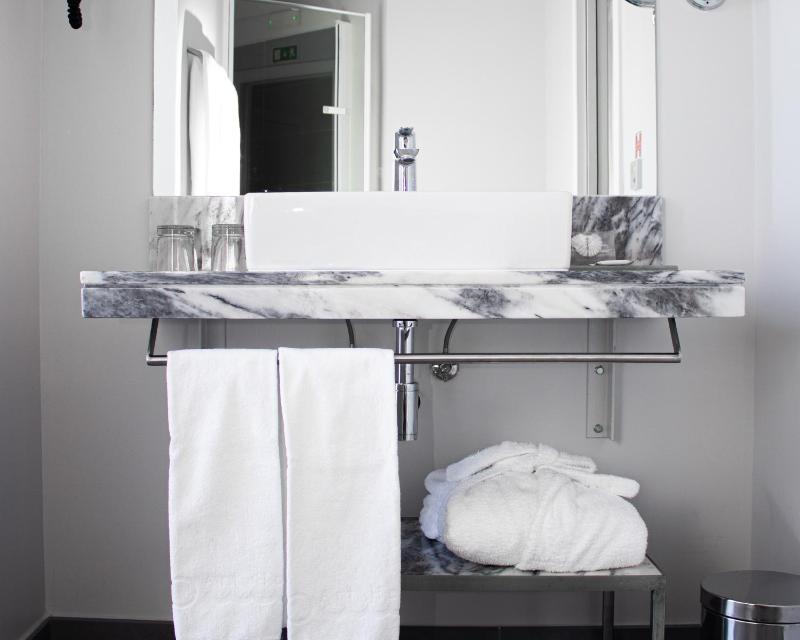 Standard Double Room image 2