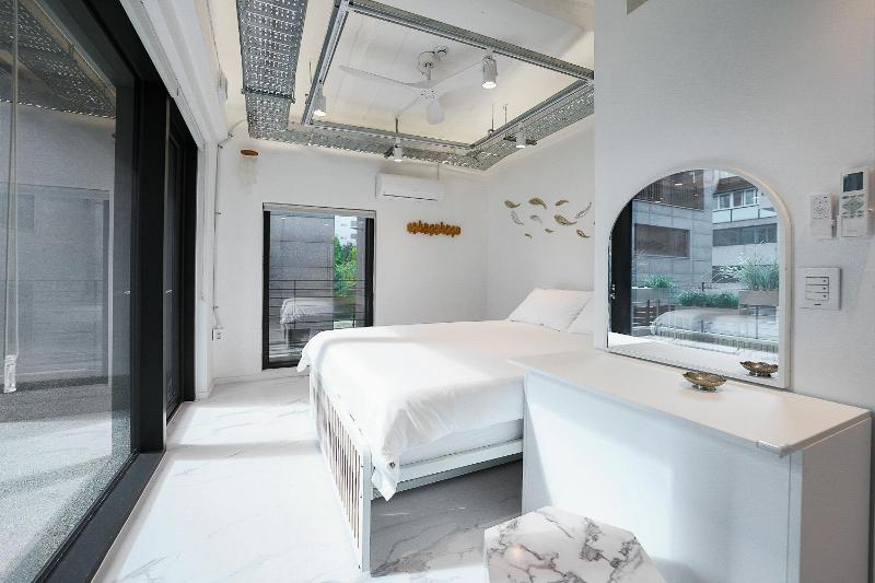 F9 Tailored Service Home near Hongik Univ Station - image 5
