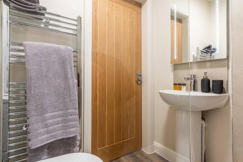 Aurum 6 - Chic 1BR Stay by DMU City Centre - image 6