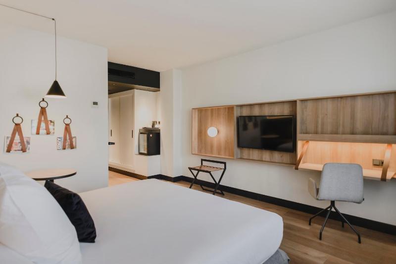 Double Room for Single Use with City View image 3