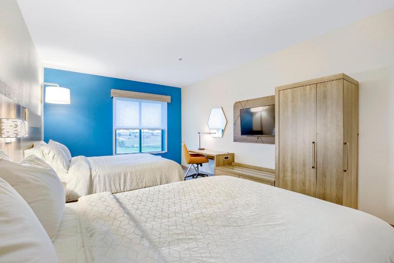 Standard Queen Room with Two Queen Beds image 3