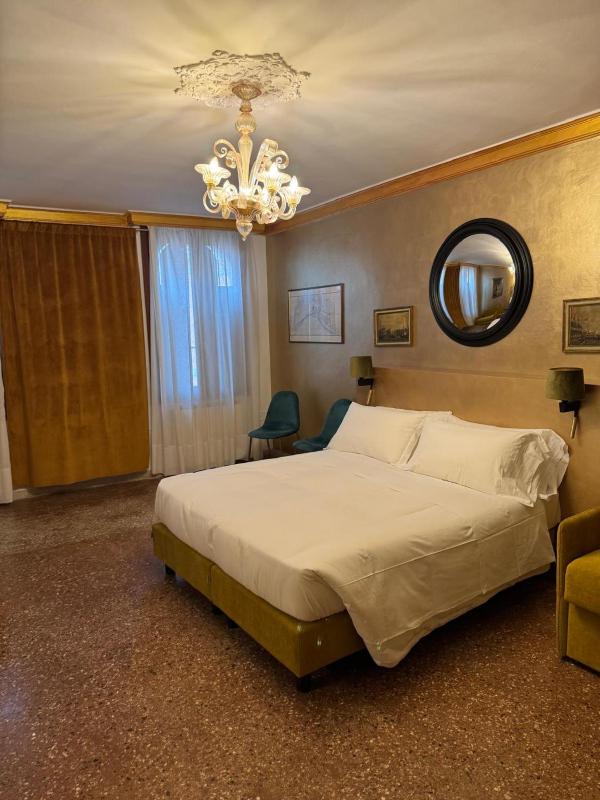 Double Room with Shared Bathroom image 1