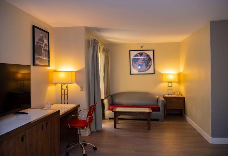 Deluxe King Suite - Non-Smoking image 3