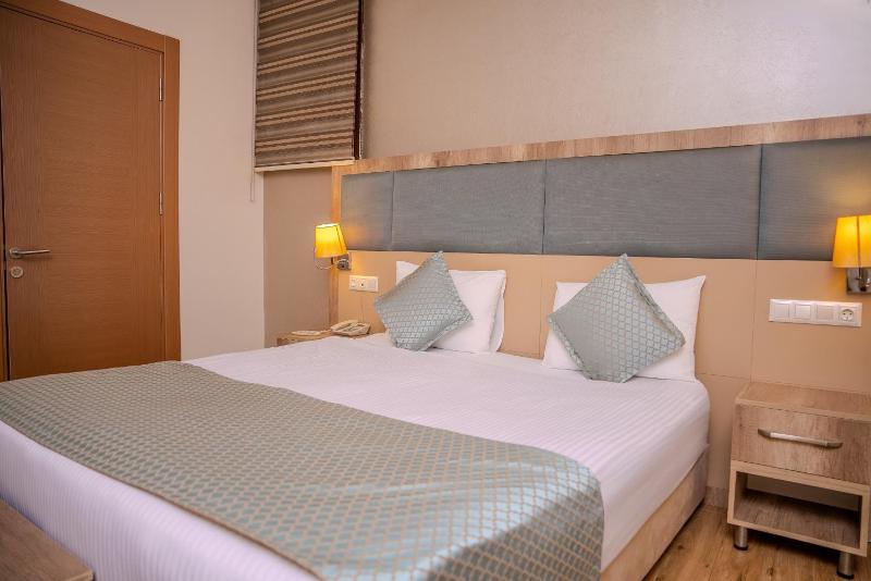 Standard Double or Twin Room image 4