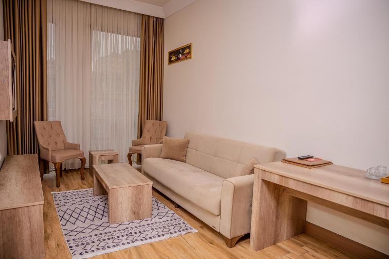 Deluxe Triple Room image 3