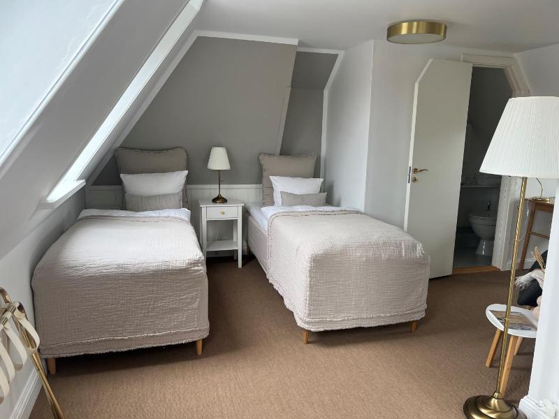 Small Double Room image 4