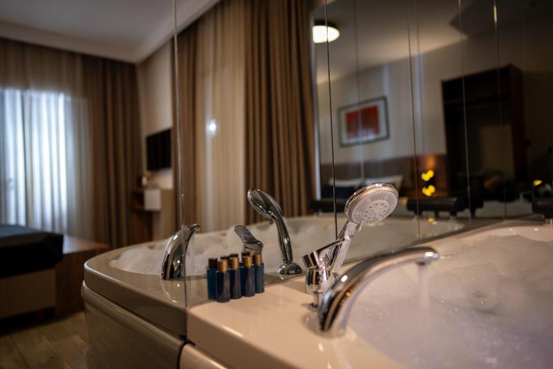 Queen Room with Spa Bath image 4