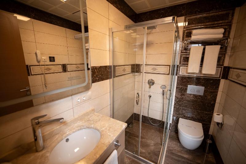 Queen Room with Spa Bath image 2