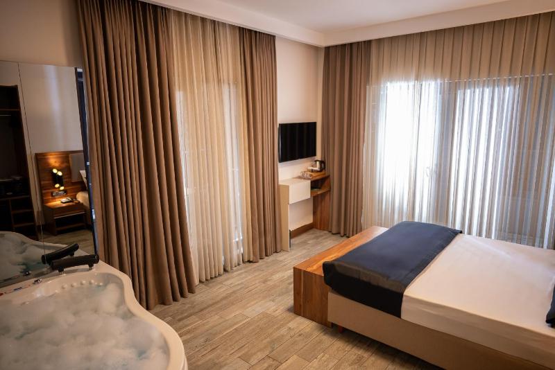 Queen Room with Spa Bath image 3