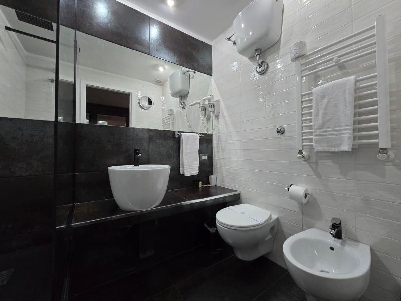 Double or Twin Room with Garden View image 2