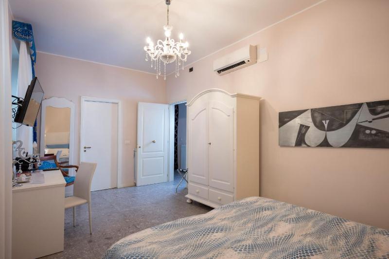 Porta Di Mezzo Luxury Suites & Rooms - image 4