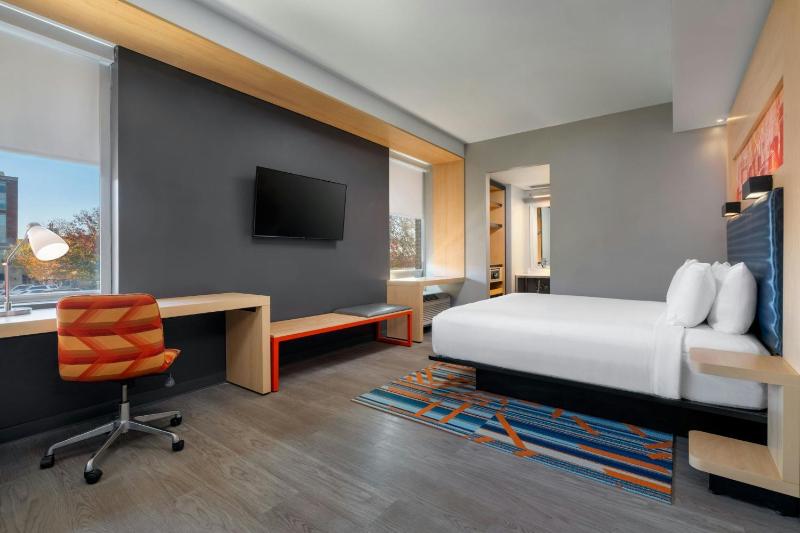 Savvy, Guest room, 1 King, City view, Corner room image 4