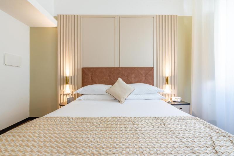 Junior King Suite with Sofa Bed image 4