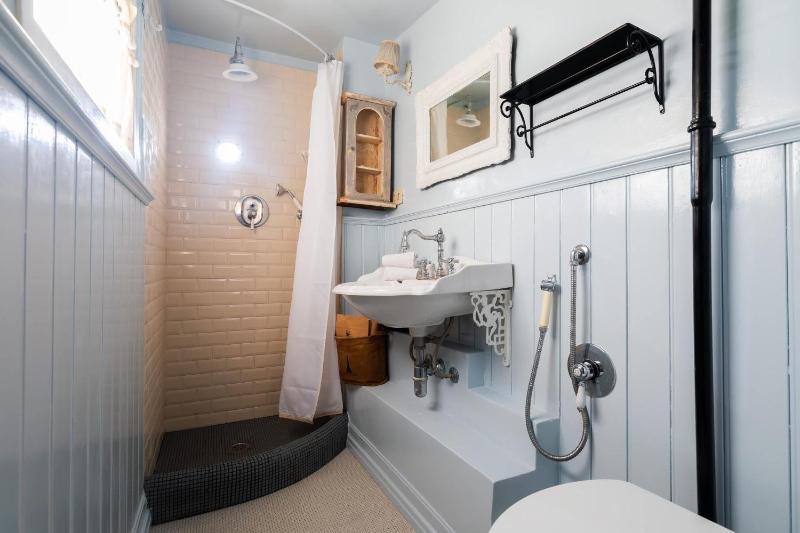 One-Bedroom Apartment image 2