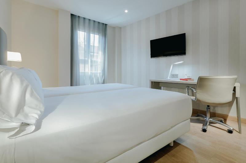 Double or Twin Room with City View image 4