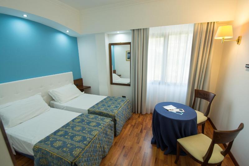Economy Double Room image 4