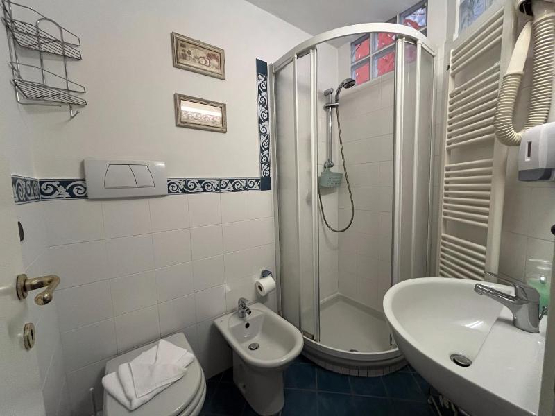 Standard Double Room image 3