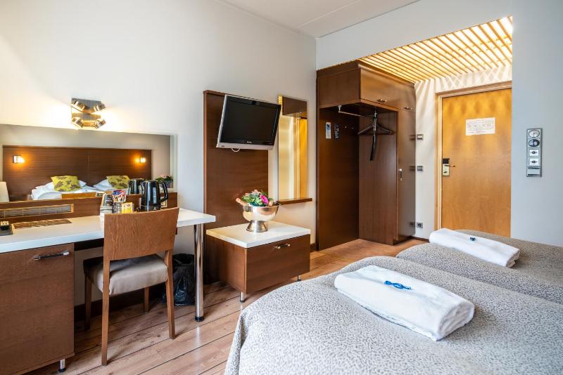 Standard Twin Room image 2