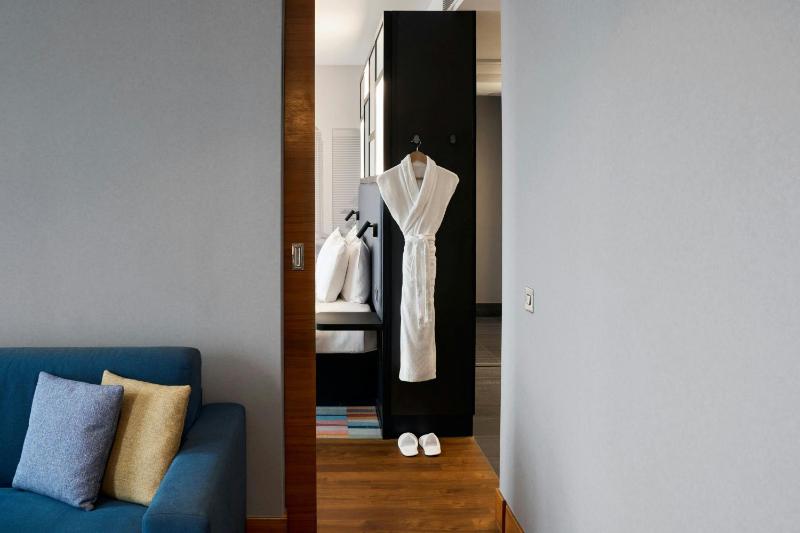 Savvy Suite, 1 Bedroom Executive Suite, 1 King & Sofa Bed image 4