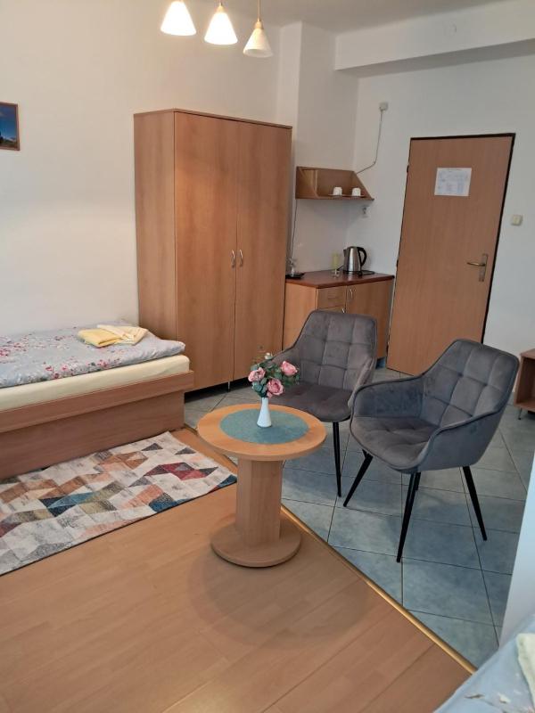 Twin Room with Private Bathroom image 3
