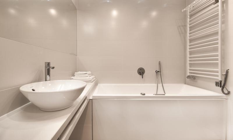 Deluxe Double/Twin with Free Entry to Wellness image 3